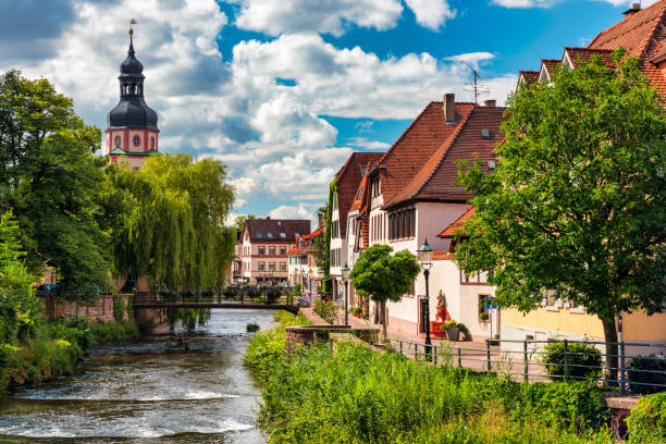 antiga cidade de ettlingen, na alemanha, com rio alb. vista de um distrito central de ettlingen, alemanha, com rio alb. ettlingen, baden wurttemberg, alemanha. - alb - fotografias e filmes do acervo