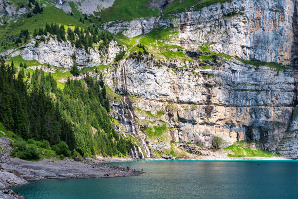 晴れた夏の日にブルームリサルプ山のある有名なオエシネンゼー。紺碧の湖オエシネンゼーのパノラマ。スイスアルプス、カンデルシュテッヒ。スイスの滝のある素晴らしいツアーキーズオ� - european alps mountain beauty in nature oeschinen lake ストックフォトと画像