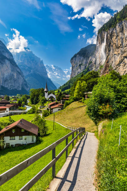 famosa ciudad de lauterbrunnen y cascada de staubbach, oberland bernés, suiza, europa. el valle de lauterbrunnen, el pueblo de lauterbrunnen, la caída de staubbach y el muro de lauterbrunnen en los alpes suizos. - swiss culture european alps eiger mountain range fotografías e imágenes de stock