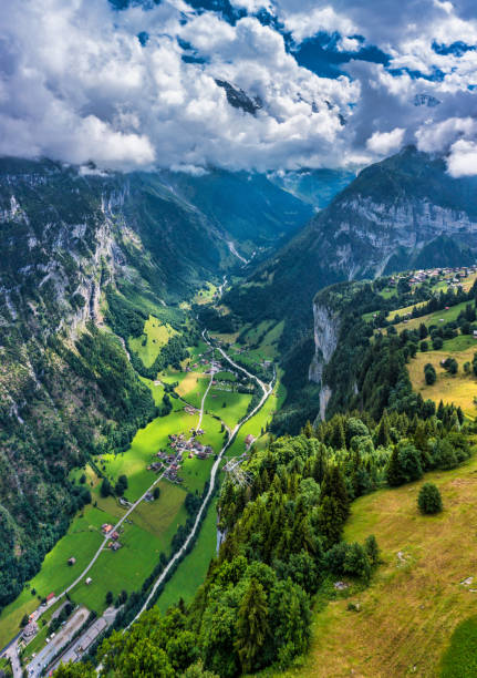 valle de lauterbrunnen con famosa iglesia y cascada de staubbach. lauterbrunnen village, berner oberland, suiza, europa. espectacular vista del valle de lauterbrunnen en un día soleado, suiza. - swiss culture european alps eiger mountain range fotografías e imágenes de stock