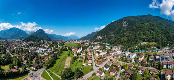 luftaufnahme über der stadt interlaken in der schweiz. schöne aussicht auf interlakener stadt, eiger, mönch und jungfrau sowie auf thunersee und brienzersee. interlaken, berner oberland, schweiz. - bernese oberland thun oberland panoramic stock-fotos und bilder