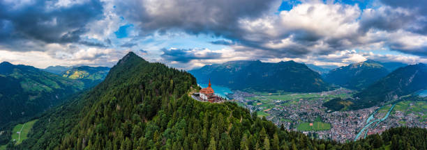 schöne spitze des harder kulm im schweizer interlaken im sommersonnenuntergang. türkisfarbener thunersee und brienzersee im hintergrund. atemberaubende landschaft auf dem harder kulm über interlaken. berner oberland, schweiz - brienz mountain landscape lake stock-fotos und bilder