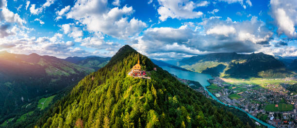 schöne spitze des harder kulm im schweizer interlaken im sommersonnenuntergang. türkisfarbener thunersee und brienzersee im hintergrund. atemberaubende landschaft auf dem harder kulm über interlaken. berner oberland, schweiz - bernese oberland thun oberland panoramic stock-fotos und bilder