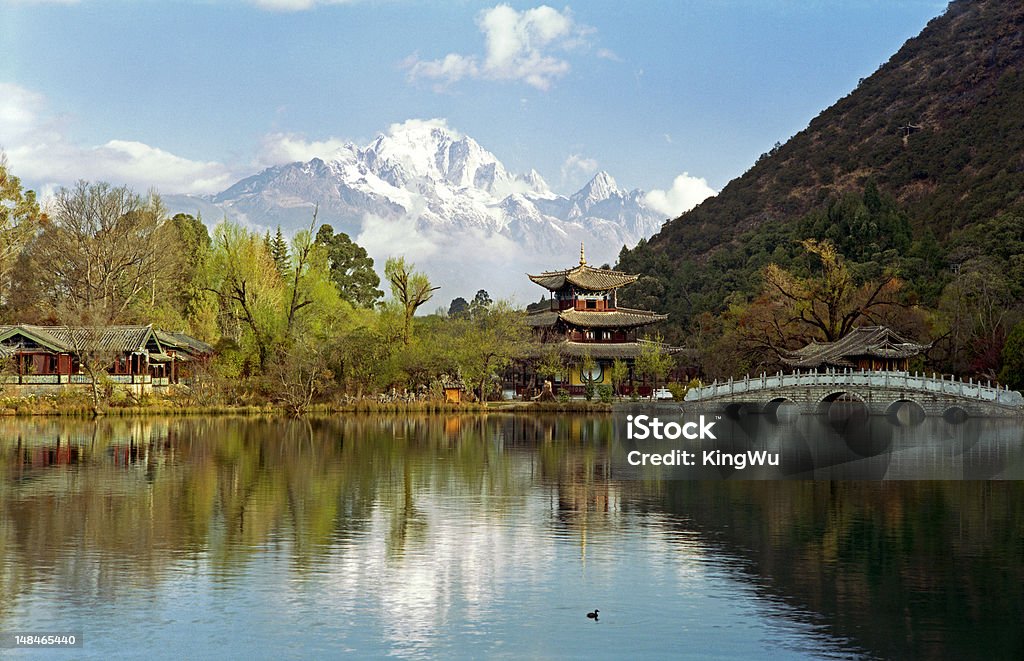 Templo de um lago - Foto de stock de China royalty-free