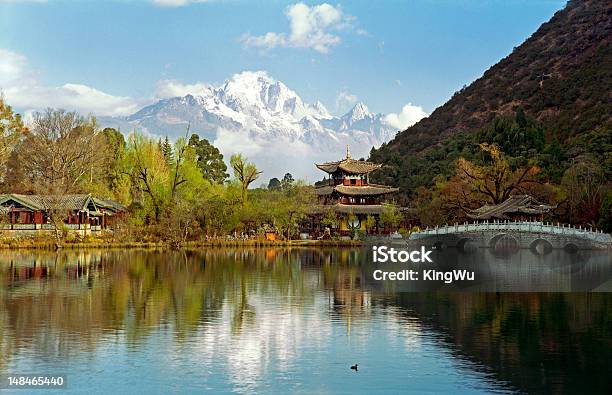 Foto de Templo De Um Lago e mais fotos de stock de China - China, Montanha, Templo