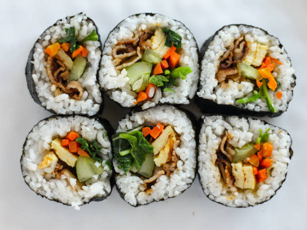 gimbap ou kimbap servido com molho de pimenta. - appetizer asia carrot maki sushi - fotografias e filmes do acervo
