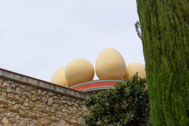 ダリ劇場博物館の塔の上にある卵 - spain gerona architecture building exterior ストックフォトと画像