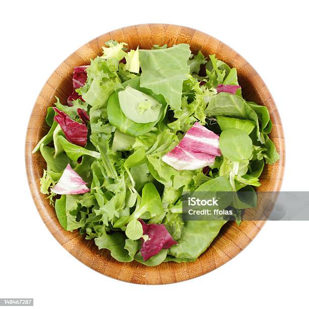 Photo libre de droit de En Bois Dun Bol De Salade Composée banque d'images et plus d'images libres de droit de Salade composée - Salade composée, Objet ou sujet détouré, Salade verte