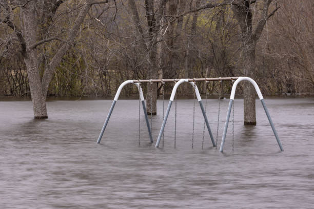 águas de inundação do rio mississippi em um playground - floodwaters - fotografias e filmes do acervo