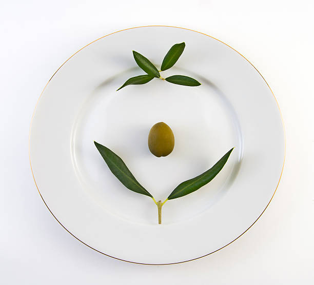 Verde oliva su piatto - foto stock
