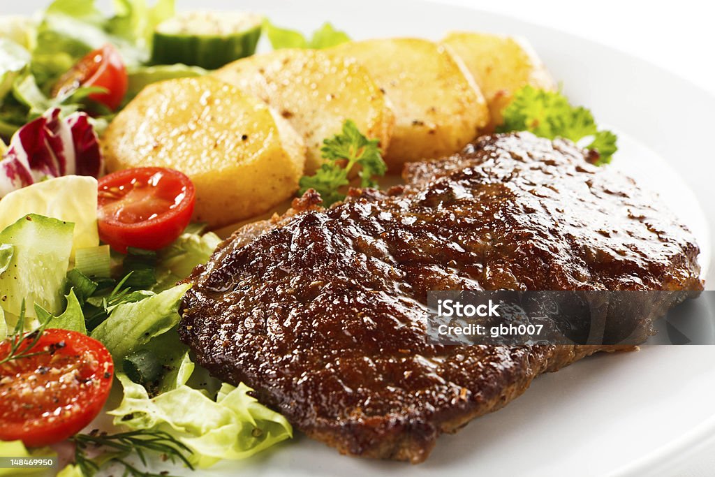 Carne e legumes grelhados - Foto de stock de Alface royalty-free