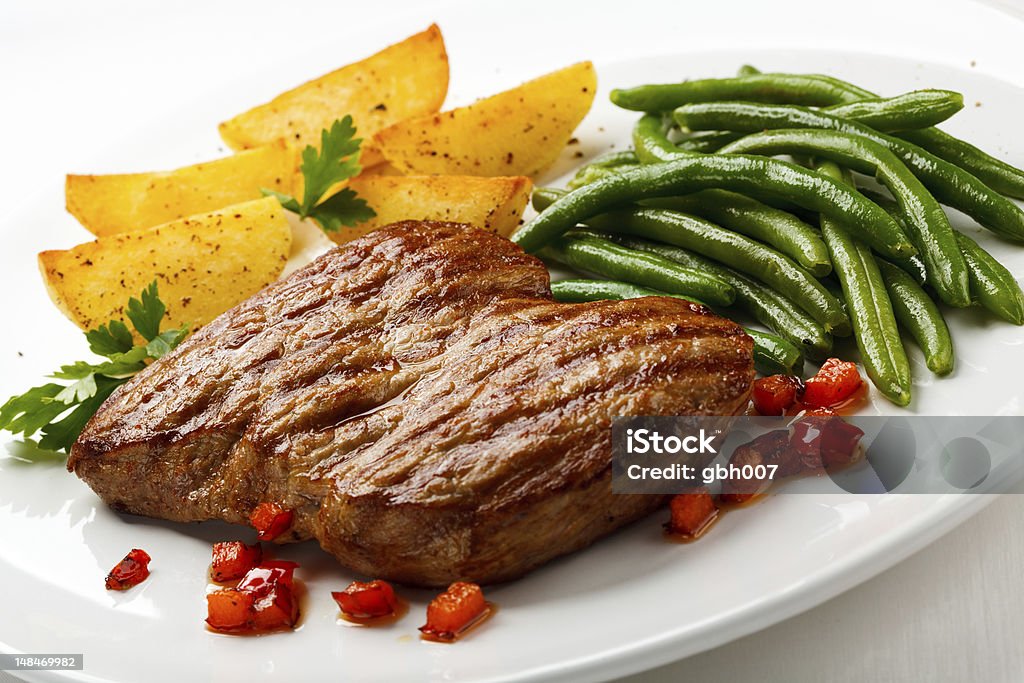 Carne a la parrilla y verduras - Foto de stock de Alimento libre de derechos