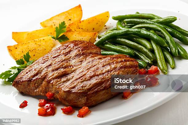 Carne A La Parrilla Y Verduras Foto de stock y más banco de imágenes de Alimento - Alimento, Asado - Alimento cocinado, Bistec