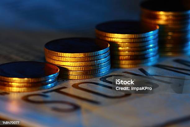 Pila De Monedas De Oro Foto de stock y más banco de imágenes de Abstracto - Abstracto, Azul, Cifras financieras