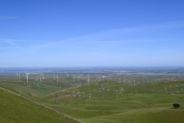 a turbina eólica altamont pass olhando para san joaquin valley / tracy califórnia - san joaquin valley - fotografias e filmes do acervo