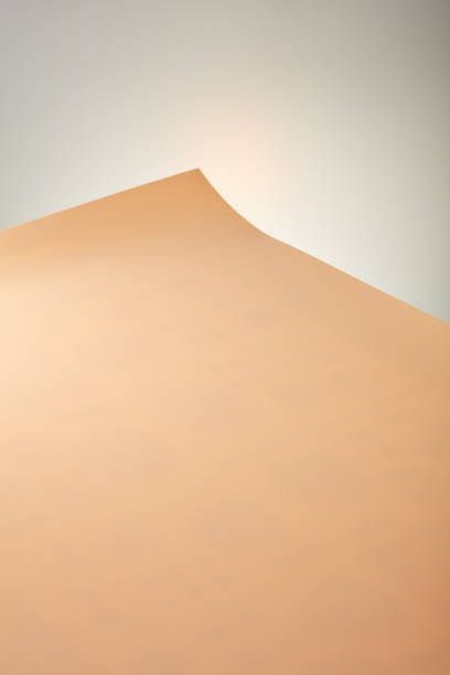 ピンクオレンジの背景に紙のテーブル - half light ストックフォトと画像