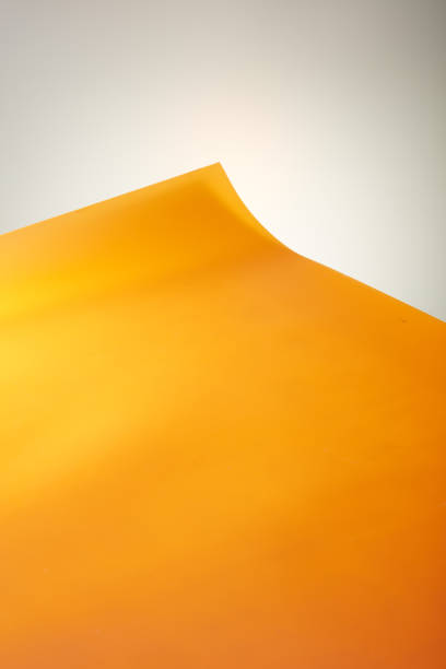 オレンジ色の�背景に紙を持つダイニングテーブル - half light ストックフォトと画像