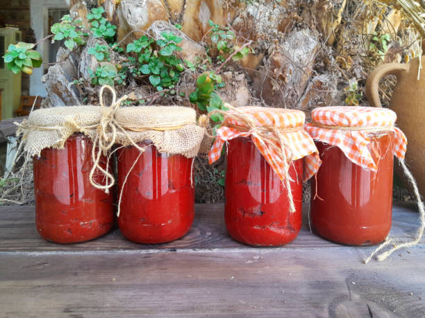 банки с томатной пастой - tomato sauce jar стоковые фото и изображения