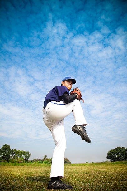 arremessador de beisebol pronta para arremessar - men baseball cap focus determination - fotografias e filmes do acervo