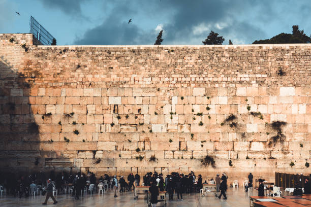 嘆きの壁エルサレムイスラエル混雑した嘆きの壁 - israelite ストックフォトと画像