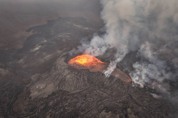 cratère du volcan islandais fagradalsfjall éruption volcanique d’islande - caldera photos et images de collection