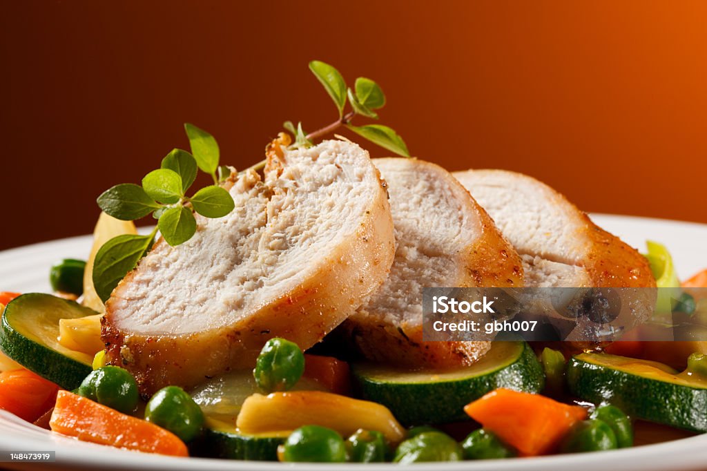 De Turquía filete y verduras asadas - Foto de stock de Pechuga de pavo libre de derechos