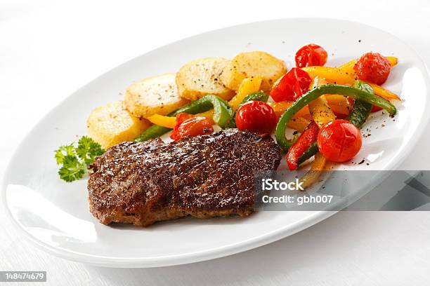 Gegrilltes Fleisch Und Gemüse Stockfoto und mehr Bilder von Am Spieß gebraten - Am Spieß gebraten, Bratengericht, Essbare Verzierung