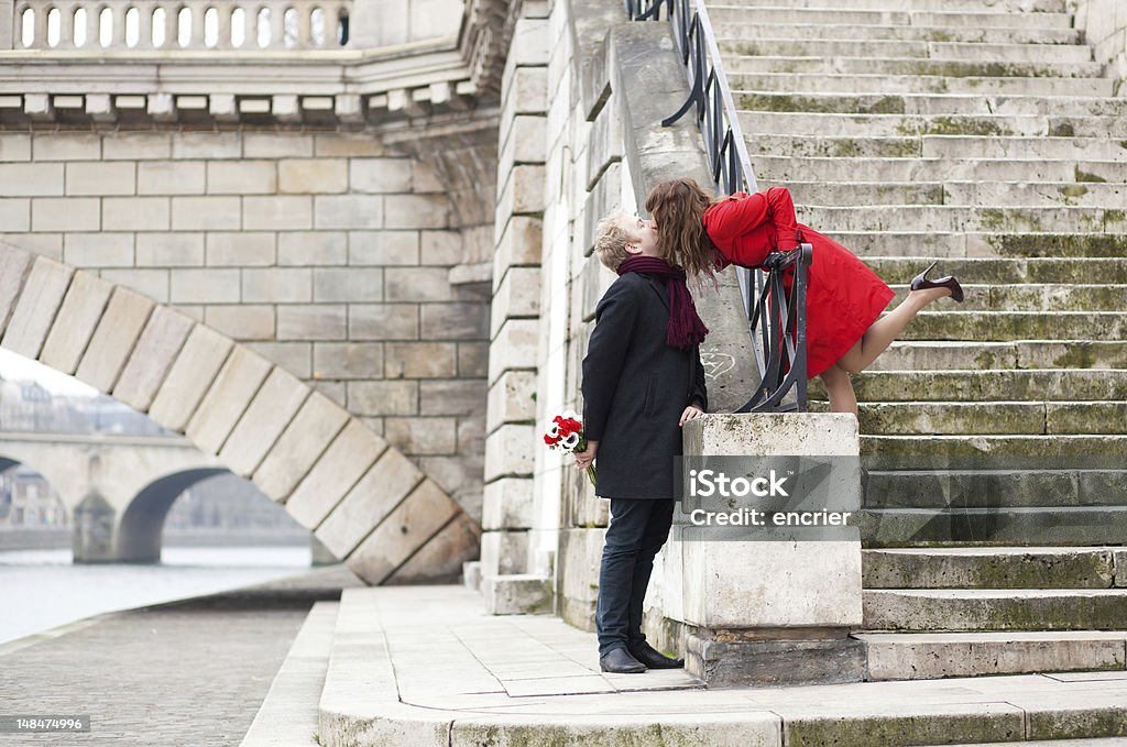 Hermosa Pareja romántica beso en un parisino embankment - Foto de stock de Invierno libre de derechos