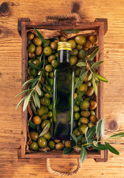 Aceitunas verdes maduras y aceite - foto de stock