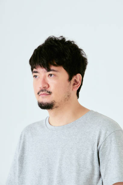 верхняя часть тела японца, отрастившего одну бороду с правой стороны на белом фоне - underwear men t shirt white стоковые фото и изображения