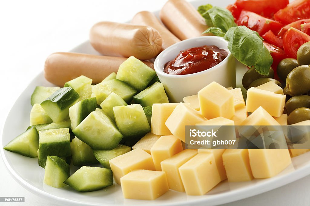 Refrigerios, salchichas, queso y las verduras - Foto de stock de Aceituna libre de derechos