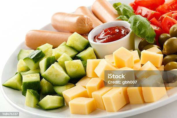 Foto de Petiscos De Salsichas Queijo E Legumes e mais fotos de stock de Almoço - Almoço, Antepasto, Antipasto