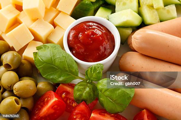 Snacks Würsten Käse Und Gemüse Stockfoto und mehr Bilder von Antipasto - Antipasto, Basilikum, Farbbild