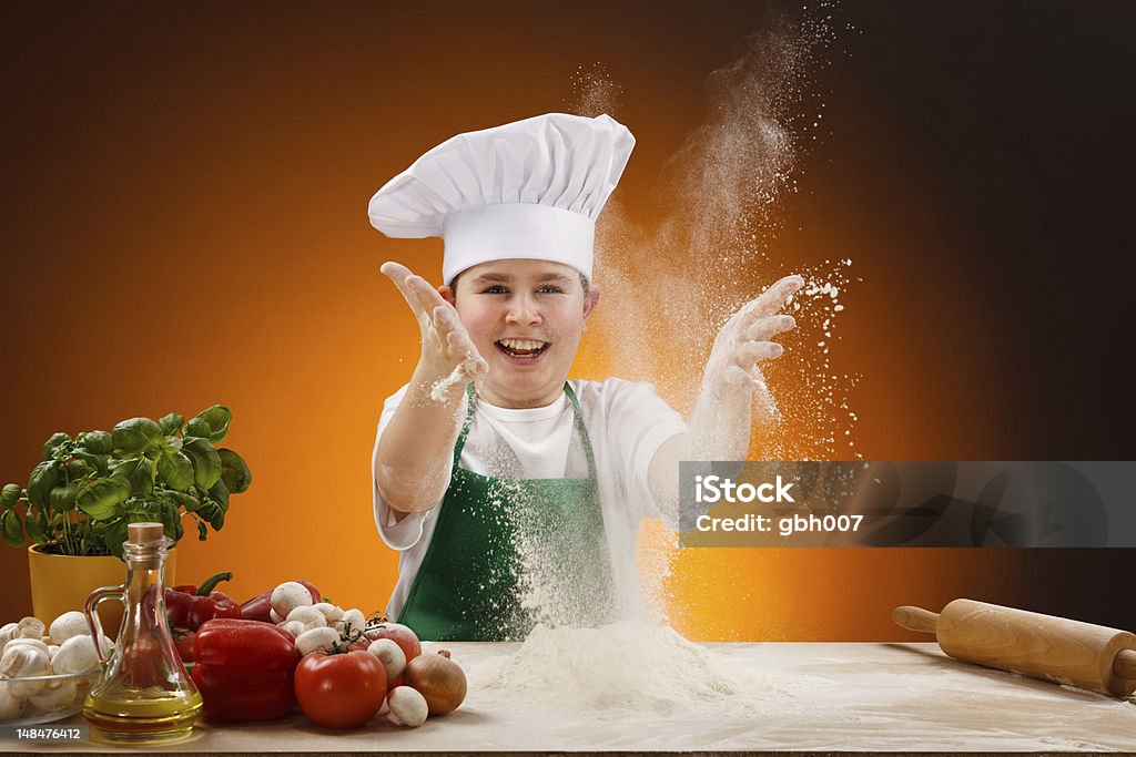 Chłopiec dokonywanie ciasto na pizzę - Zbiór zdjęć royalty-free (Dziecko)