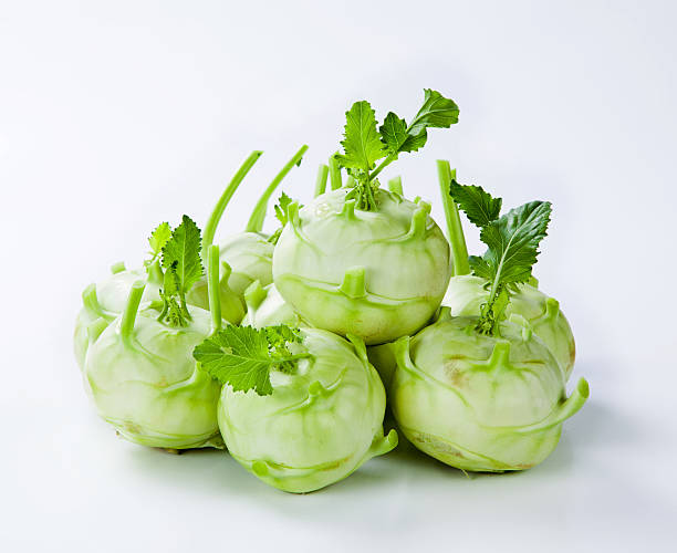 kohlrabies bruto - kohlrabi imagens e fotografias de stock