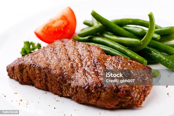 Carne A La Parrilla Y Frijoles Verdes Foto de stock y más banco de imágenes de Alimento - Alimento, Asado - Alimento cocinado, Asado al pincho