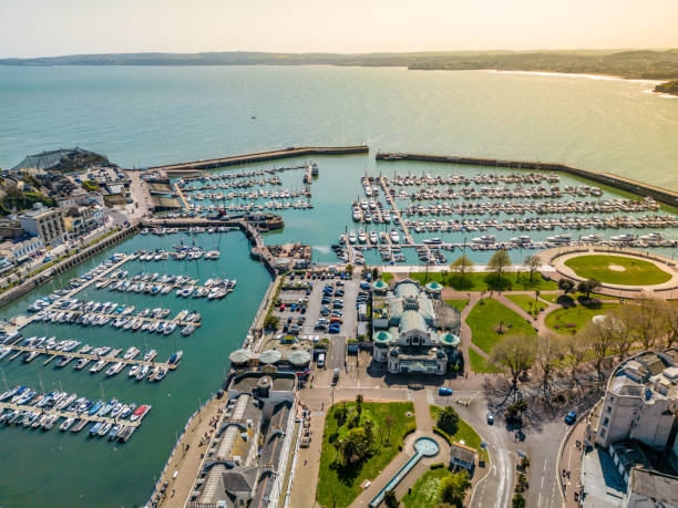 вид с воздуха на лодки в гавани торки - torquay стоковые фото и изображения