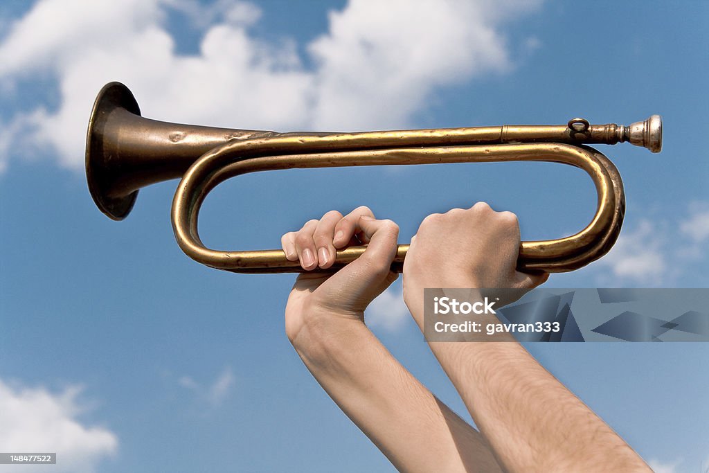 Старый army trumpet в руке над голубое небо - Стоковые фото Антиквариат роялти-фри