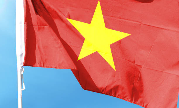 drapeau du vietnam dans un ciel nuageux. onduler dans le ciel - flag china chinese flag majestic photos et images de collection