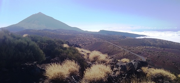 En Tenerife, Islas Canarias. Vista de una cumbre por encima de las nubes