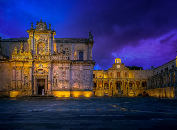 площадь дуомо (piazza del duomo) в лечче на фото ночью - lecce stone стоковые фото и изображения