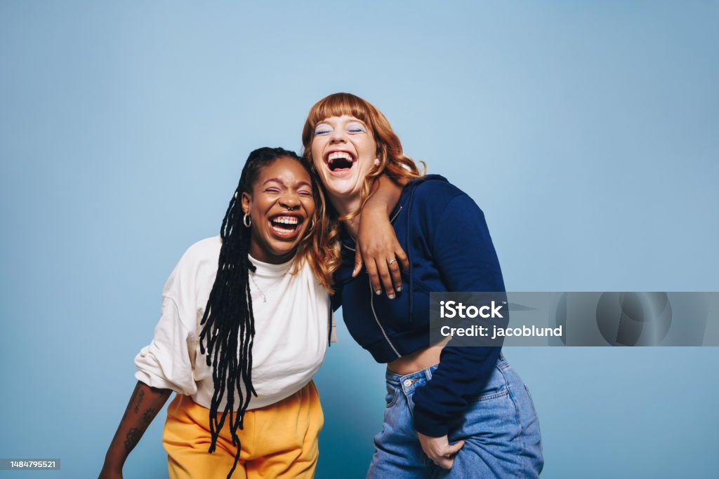 Dua sahabat antar ras tertawa dan bersenang-senang bersama di studio - Bebas Royalti Persahabatan - Konsep Foto Stok Dua sahabat antar ras tertawa dan bersenang-senang bersama di studio - Bebas Royalti Persahabatan - Konsep Foto Stok
