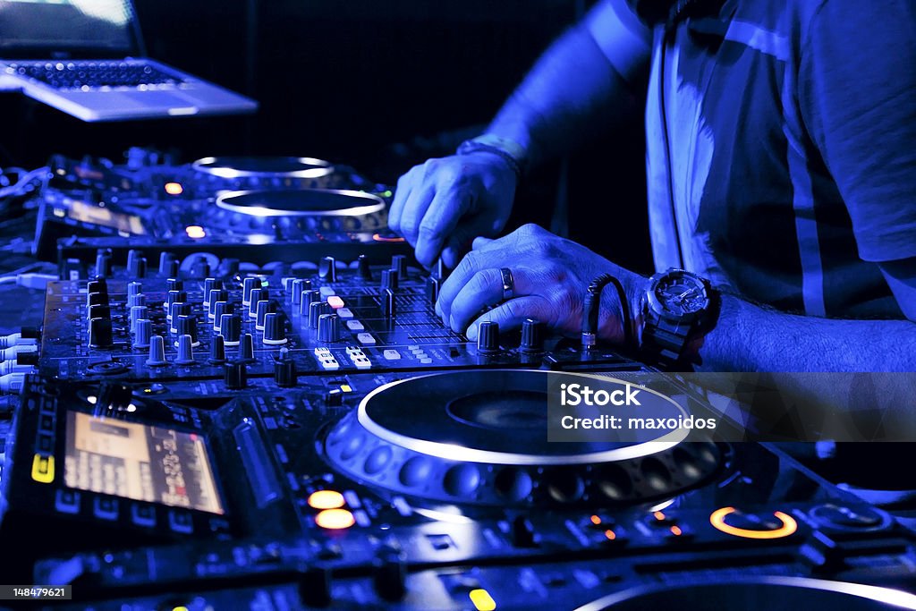 Dj mescola pista - Foto stock royalty-free di DJ