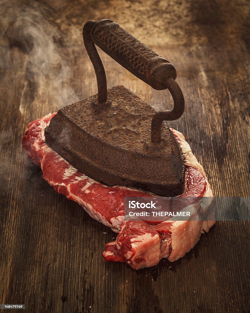 Fer avec un faux-filet de bœuf - Photo de Fer à repasser libre de droits