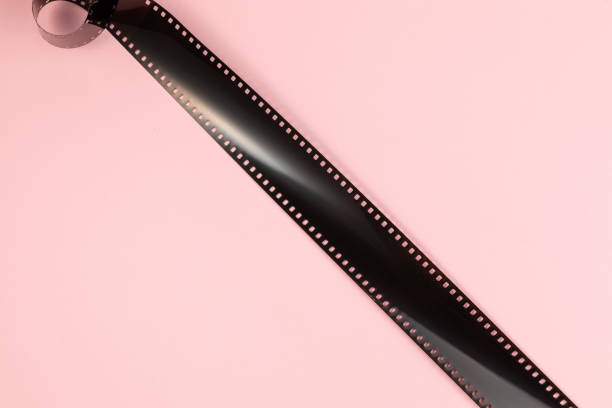 filmový pás izolovaný na růžovém pozadí - jednorázovým fotky - stock snímky, obrázky a fotky