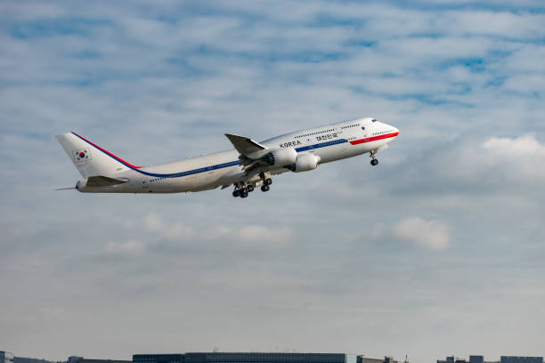 boeing 747-8b5 do governo coreano decolagem em zurique, na suíça - boeing 747 airplane commercial airplane jet - fotografias e filmes do acervo