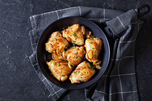 garlic rosemary thyme herbed fried chicken thighs - thigh imagens e fotografias de stock