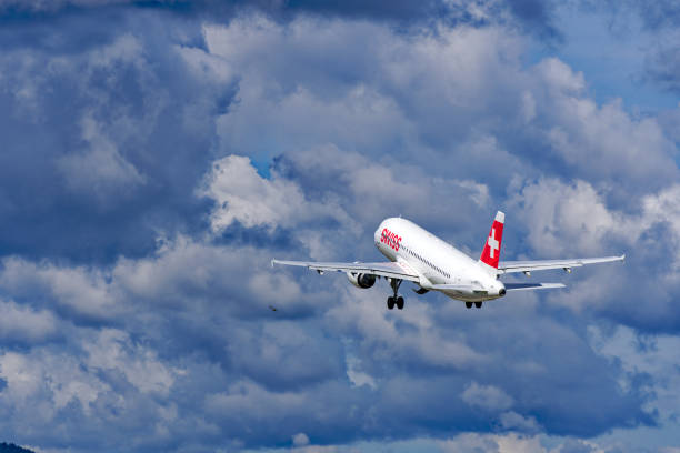 biało-czerwony szwajcarski samolot odlatujący ze szwajcarskiego lotniska. - swiss culture airplane airport business zdjęcia i obrazy z banku zdjęć