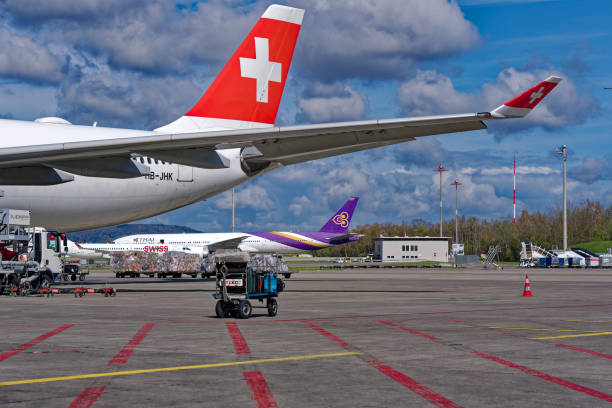ogon biało-czerwonego szwajcarskiego samolotu zaparkowanego na szwajcarskim lotnisku. - swiss culture airplane airport business zdjęcia i obrazy z banku zdjęć