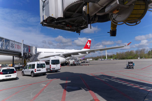 ogon biało-czerwonego szwajcarskiego samolotu zaparkowanego na szwajcarskim lotnisku. - swiss culture airplane airport business zdjęcia i obrazy z banku zdjęć
